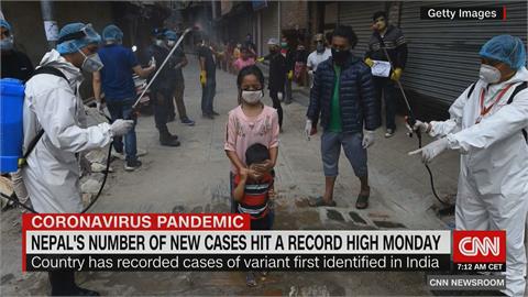 印度疫情燒往鄰國尼泊爾 單日逾7300確診 病故者露天火化