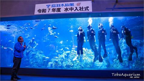 日本4/1入職儀式！　水族館新飼養員穿西裝潛水領任命書
