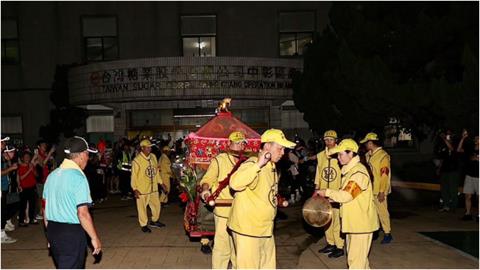 白沙屯媽祖「2度選右邊」丟包頭旗車！駐駕「溪湖糖廠」再寫新驚奇