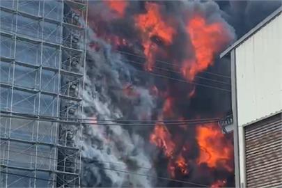 快新聞／全聯台中大肚工廠爆發猛烈惡火「現場逾20人受困」！　駭人畫面曝光了