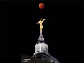 奇美博物館拍血月「榮耀天使拿紅色氣球」超魔幻　網讚：攝影師要加薪