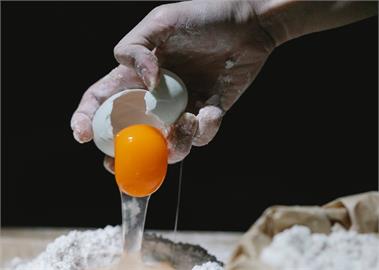 打蛋總是有「碎蛋殼亂入」？無需工具、手指1動作輕鬆取出！