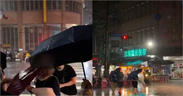 強風暴雨突來襲！雙北人「45度撐傘」像逃難　民眾傻眼：史詩級風災