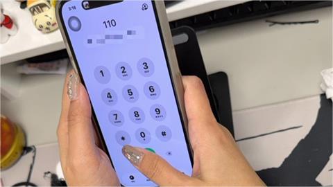 38歲男「因1事」痛毆71歲母！竟還「灌水、手機丟瓦斯爐燒」警急破門逮人…