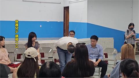 基隆虐童案延燒　家長砸蛋抗議　謝國樑「90度鞠躬」向受虐孩童、家長致歉