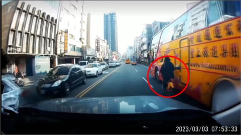 馬路如虎口！阿公阿嬤走斑馬線竟遭撞　腳踏車騎中央還緊貼遊覽車
