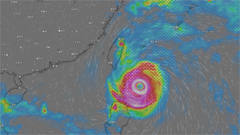 強颱康芮「達巔峰狀態」逼近台灣！氣象粉專揭「雙眼牆」逐漸出現