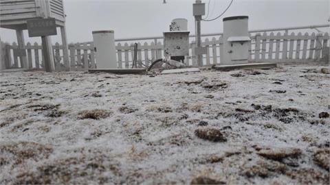 快新聞／玉山下雪了！結冰、霧淞交織銀白世界　美景曝光