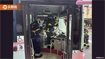 驚！北市電動公車開到冒煙　司機、乘客秒逃脫　