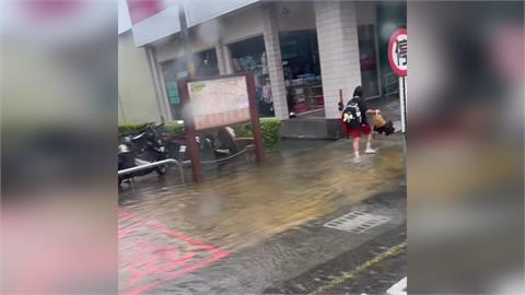 溼答答上學！　台中大里又淹水學生狼狽涉水而過