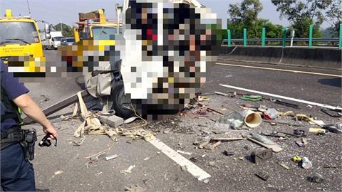 最新／國3南下嘉義路段2死追撞車禍　車頭全毀恐怖畫面曝