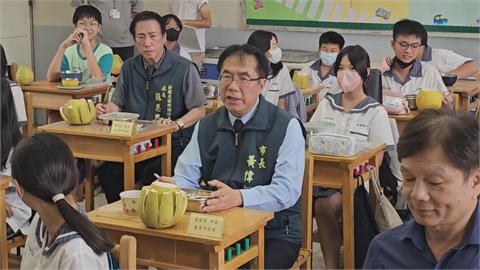 黃偉哲化身打菜員陪學生吃午餐　送文旦歡慶中秋節