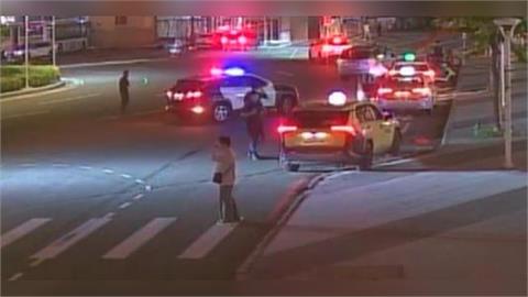 苗栗火車站前男踹排班小黃又踢警車 遭帶回管束