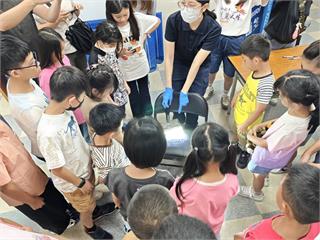平鎮警偵探體驗營寓教於樂 學童化身小小波麗士學知識