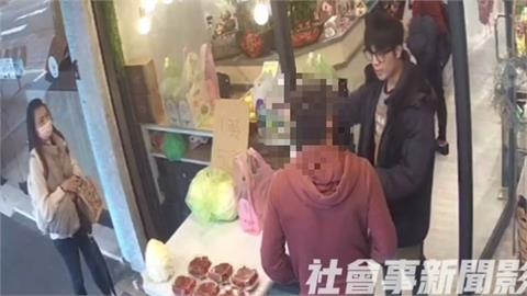 情感認知不同！水果店外與女子吵架翻桌　男子事後花1400元買走摔壞草莓