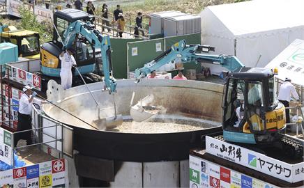 6.5公尺大鍋煮3萬人份芋頭料理　日本山形縣「芋煮會」出動挖土機攪拌
