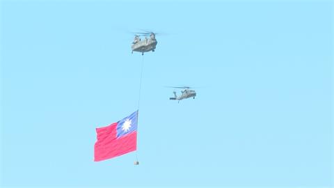 國慶大會總統府前預演　5架勇鷹組雷虎小組噴三色煙衝場