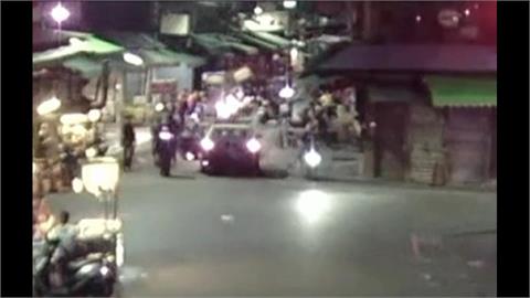 蘆洲婦騎車撞死小貓丟路旁　攤商要求吊樹頭爆衝突
