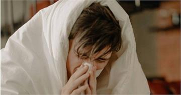 一躺下就鼻塞？醫曝關鍵原因　「拳頭夾腋下」最快20秒暢通