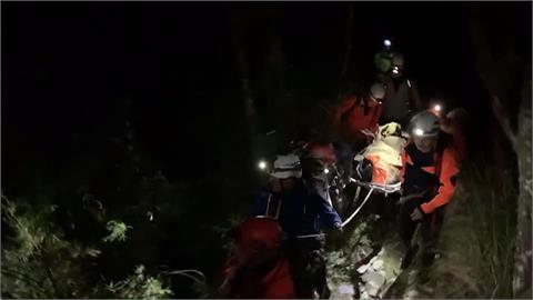 女登山客摔落邊坡 救難人員漏夜上山救援