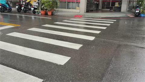 台南學童集體違規橫越馬路　騎士驚：從小養成「肉體擋車」