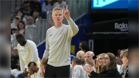 NBA(影)／開罐啤酒敬過世傳奇教頭！勇士總教練柯爾喝一口意思一下向老尼爾森致敬