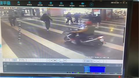 機車騎士騎進「屏東火車站」超商購物　民眾看傻眼：得來速？