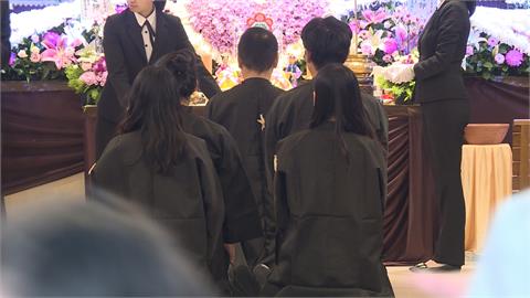 宜蘭綠博小火車翻覆造成1死1傷　死者妻坐輪椅送丈夫最後一程