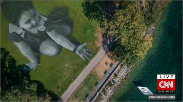 日內瓦湖畔草地現巨幅「放紙船小女孩」 籲關注歐洲難民