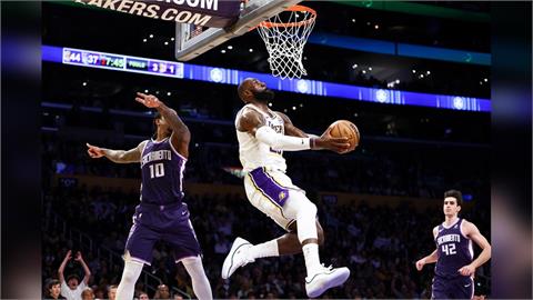 NBA(影)／要41歲了灌籃還是跟喝水一樣！詹皇二度炸框「雙手反勾+空中接力」