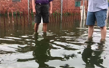 快新聞／強降雨！池塘水倒灌 彰化這一處水淹及小腿肚  