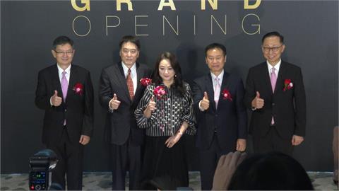 Dream plaza開幕遊客特地從宜蘭來！統一董座羅智先夫婦心情好鏡頭前鬥嘴鼓