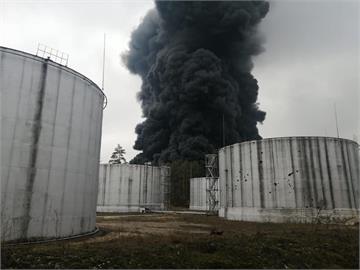 烏克蘭北部城市油庫遭空襲　起火狂冒黑煙照片曝光