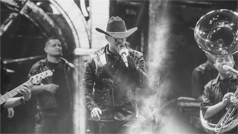 34歲樂壇巨星剛登頂卻「空難身亡」！歌迷崩潰喊：多希望這是一個謊言