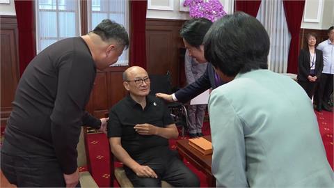 失智後首露面"林芳郁領醫療奉獻獎" 總統讚:你最勇!