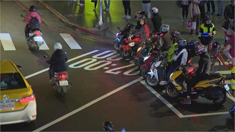 一堆人搞錯！「沒標誌但有待轉格」要待轉嗎？關鍵1點錯了恐噴1800