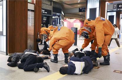 JR橫濱站驚見一袋可疑紅色液體　員警謹慎上前調查...只是草莓果醬