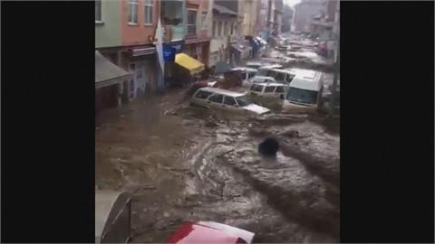 土耳其北部洪災肆虐　汽車遭湍急水流沖走