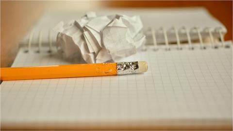 女兒下巴刺到鉛筆留黑點！媽崩潰「變成一顆痣」網嚇爆：10幾年還在
