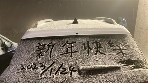 驚喜！宜蘭大同鄉飄雪　擋風玻璃寫下「新年快樂」