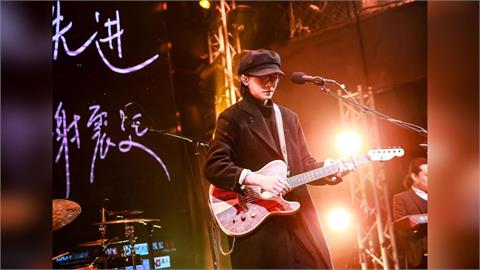 「金曲新人」淪通緝犯！謝震廷急奔警局自首...後悔道歉揭「未到庭原因」