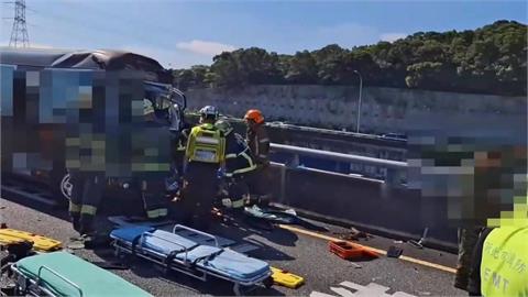 國1五楊高架軍方小巴追撞車禍　11人傷﹑1司機受困