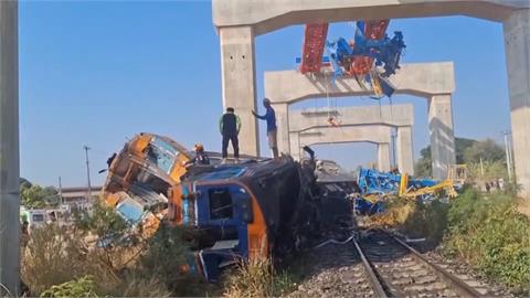 泰國起重機砸翻火車至少12死　車體變形乘客受困