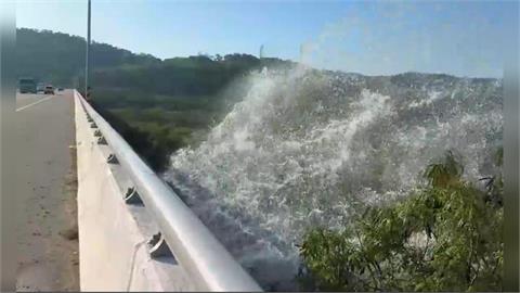水瀑狂噴! 鯉魚潭40公分過橋管破 台水急調度搶修