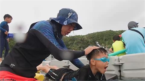 台東大學體育系師生暑假前進綠島　教當地小朋友學遊泳、深水自救