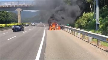 烈焰狂竄！轎車半途自燃燒成火球 消防車急灌救
