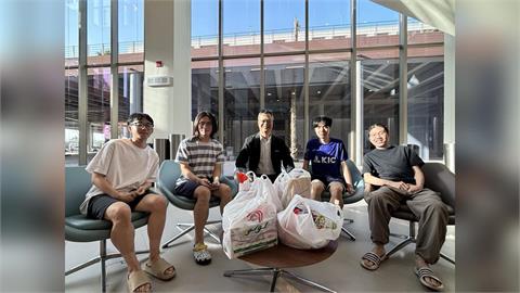 遠距上課又逢齋戒月　駐科威特代表處探視台生送物資