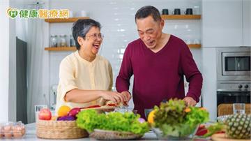 研究：銀髮族吃「植物性飲食」失智風險降　但若為加工食品仍無益健康