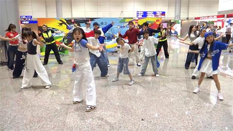 國慶快閃迎客！　桃機溫馨傳遞「歡迎回家、雙十快樂」祝福