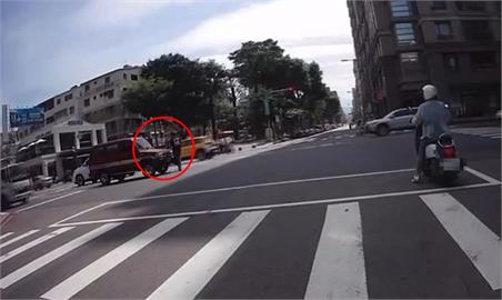 台中男突闖馬路捶車　廂型車急煞遭捶板金凹陷